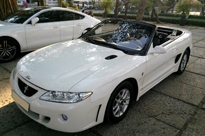 Cho thuê xe cưới mui trần Ford Mustang